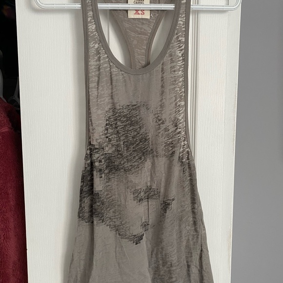 4 Tank tops - Picture 7 of 8